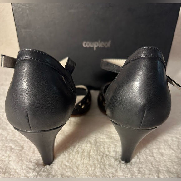 Coupleof Black an Gold Heels - Picture 10 of 16